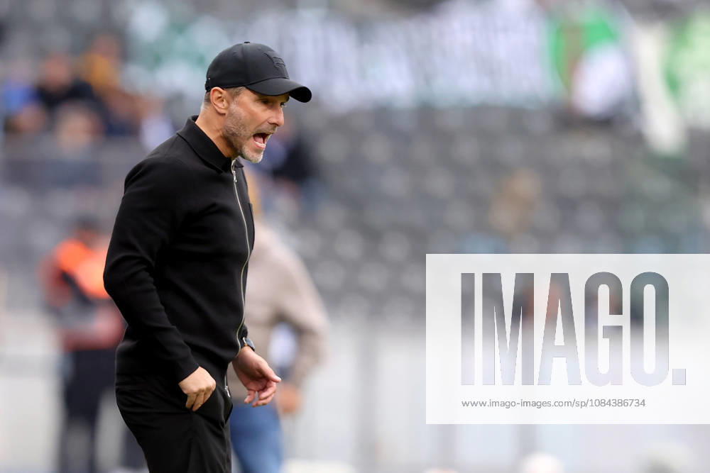 Soccer 2. Bundesliga, Hertha BSC Berlin vs. SpVgg Greuther Fürth; from left: Coach Stefan Leitl, Hertha BSC Berlin. DFL and DFB regulations prohibit any use of photographs as image sequences and or quasi-video. Berlin
