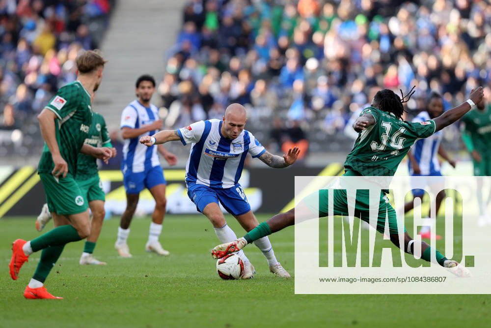 Soccer 2. Bundesliga, Hertha BSC Berlin vs. SpVgg Greuther Fürth, l Jon Dagur Thorsteinsson (Hertha BSC Berlin), Hendry Blank (Greuther Fürth), Fürth, tackle, action, battle for the ball. DFL and DFB regulations prohibit any use of photographs as image sequences and or quasi-video. Berlin