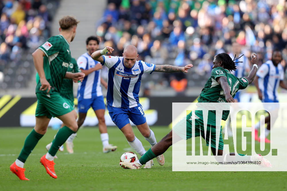 Soccer 2. Bundesliga, Hertha BSC Berlin vs. SpVgg Greuther Fürth, l Jon Dagur Thorsteinsson (Hertha BSC Berlin), Hendry Blank (Greuther Fürth), Fürth, tackle, action, battle for the ball. DFL and DFB regulations prohibit any use of photographs as image sequences and or quasi-video. Berlin