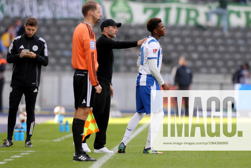 Soccer 2. Bundesliga, Hertha BSC Berlin vs. SpVgg Greuther Fürth; from left: Coach Stefan Leitl, Hertha BSC Berlin, Farid Alfa Ruprecht, Hertha BSC Berlin. DFL and DFB regulations prohibit any use of photographs as image sequences and or quasi-video. Berlin