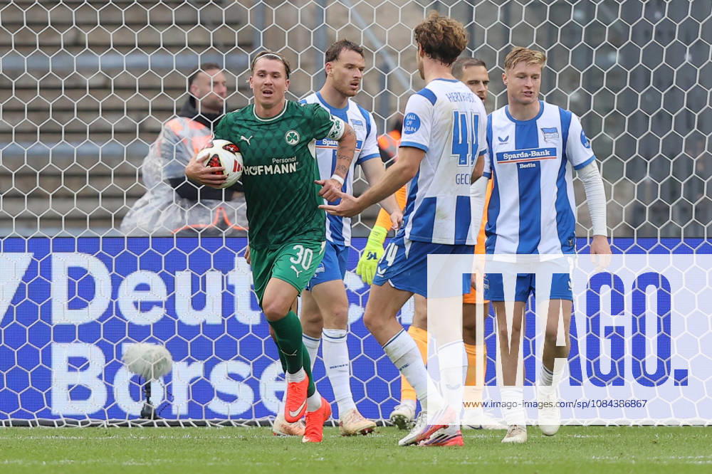 Soccer 2. Bundesliga, Hertha BSC Berlin vs. SpVgg Greuther Fürth; from left: Felix Klaus, Greuther Fürth, after the goal that made it 2–1. DFL and DFB regulations prohibit any use of photographs as image sequences and or quasi-video. Berlin