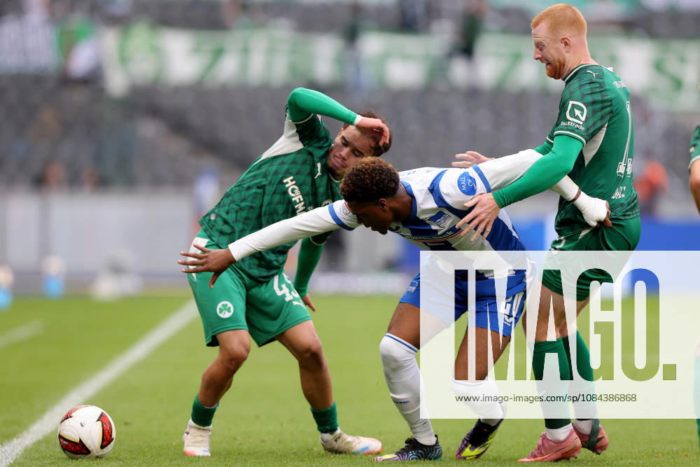 Soccer 2. Bundesliga, Hertha BSC Berlin vs. SpVgg Greuther Fürth; Silas Joel Prüfrock (Greuther Fürth), Farid Alfa Ruprecht (Hertha BSC Berlin), Christos Mandas (Greece); tackle, action, battle for the ball. DFL and DFB regulations prohibit any use of photographs as image sequences and or quasi-video. Berlin