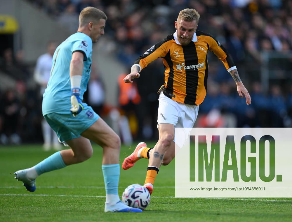 Hull City v Everton Premier League Hull City s Oli McBurnie (left) and Everton goal keeper Jordan Pickford during the Premier League match at the MKM Stadium, Hull 11 10 2026 UK Newspapers OUT