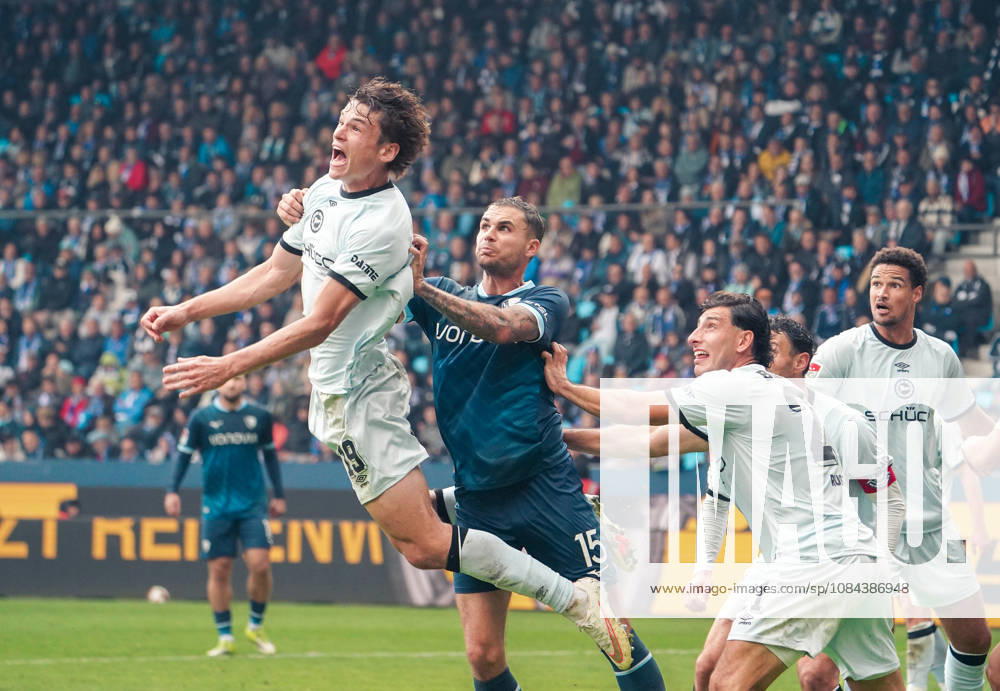 Germany Soccer 2. Bundesliga 2026–2027, Matchday 7: VfL Bochum vs. Arminia Bielefeld at Vonovia Ruhrstadion in Bochum—Maximilian Großer (Arminia Bielefeld) and Michael Steinwender (VfL Bochum) in a tackle; Bochum, Vonovia Ruhrstadion, Germany