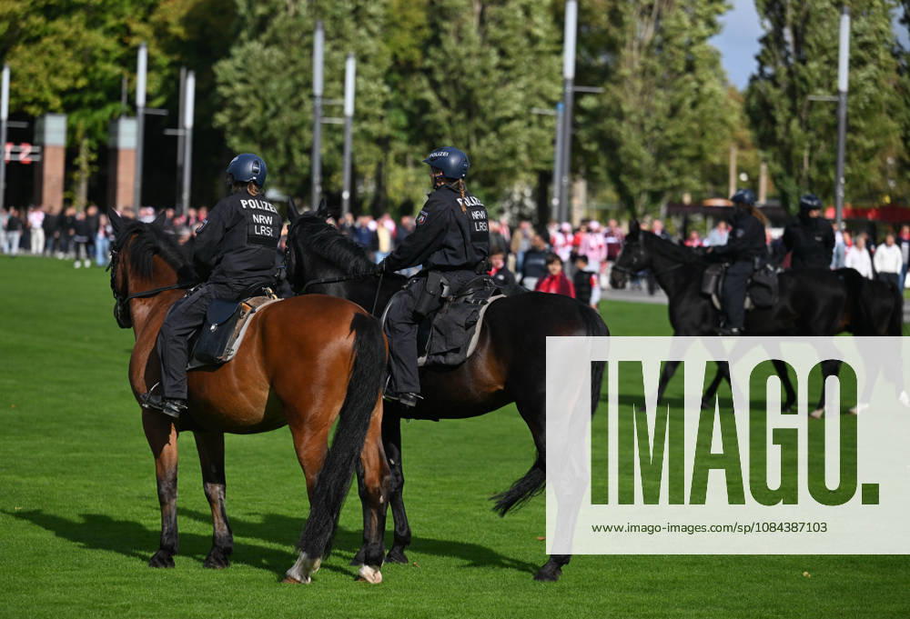 Soccer, Bundesliga 1, 1. FC Köln vs. Borussia Mönchengladbach; police on horseback on the field in front of the Cologne stadium