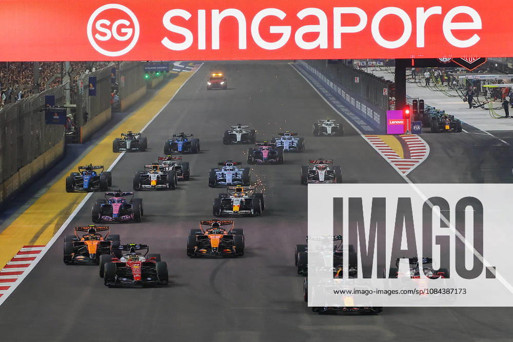 2026 Formula 1 Singapore Grand Prix SINGAPORE - OCT 11: Red Bull driver Max Verstappen leads the start of the Race at the Formula One Grand Prix of Singapore, at the Marina Bay Street Circuit in Singapore, on October 11, 2026. The main race has a span of 62 laps, with drivers competing in intense tropical heat and extreme humidity on a track featuring a relentless layout of 19 corners and minimal straightaways. Daniel Ceng Anadolu Singapore Singapore. Editorial use only. Please get in touch for any other usage.