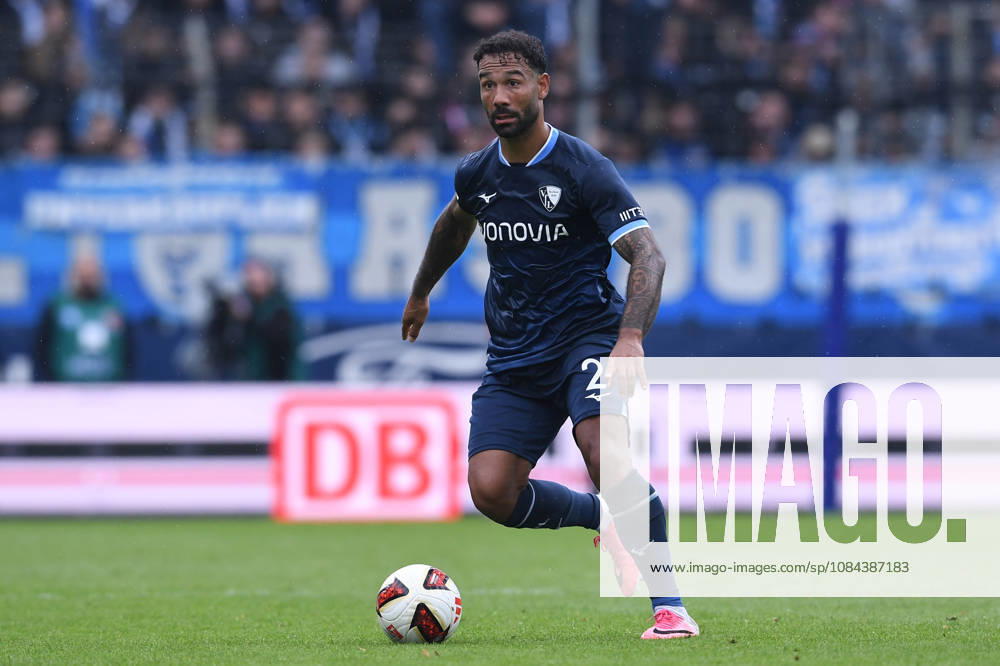 Soccer, 2. Bundesliga, Matchday 7: VfL Bochum vs. DSC Arminia Bielefeld on October 11, 2026, at the Vonovia Ruhrstadion in Bochum. Sean Klaiber, Bochum. DFL regulations prohibit any use of photographs as image sequences and or quasi-video. xRx