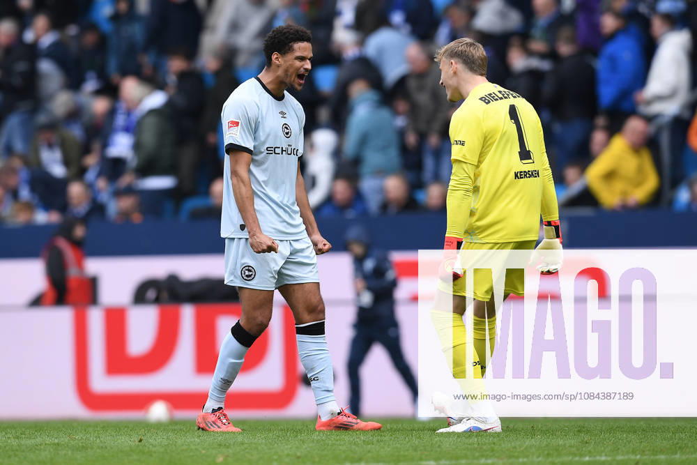 Soccer, 2. Bundesliga, Matchday 7: VfL Bochum vs. DSC Arminia Bielefeld on October 11, 2026, at the Vonovia Ruhrstadion in Bochum. Joel Felix of Bielefeld celebrates at the final whistle, on the left, Jonas Kersken (Bielefeld), on the right. DFL regulations prohibit any use of photographs as image sequences and or quasi-video. xRx