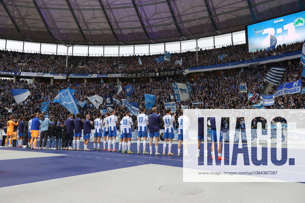 Soccer 2. Bundesliga, Hertha BSC Berlin vs. SpVgg Greuther Fürth, left: celebration, Joy over the victory; fans; spectators; Hertha BSC jerseys, scarves, flags; emotions; Ultras; Harlekinz; DFL; DFB; REGULATIONS PROHIBIT ANY USE OF PHOTOGRAPHS AS IMAGE SEQUENCES AND OR QUASI-VIDEO; Berlin