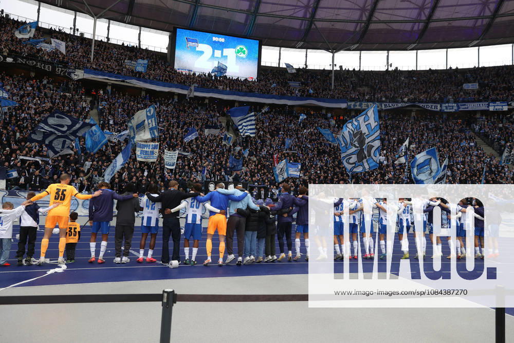 Soccer 2. Bundesliga, Hertha BSC Berlin vs. SpVgg Greuther Fürth, left: celebration, Joy over the victory; fans; spectators; Hertha BSC jerseys, scarves, flags; emotions; Ultras; Harlekinz; DFL; DFB; REGULATIONS PROHIBIT ANY USE OF PHOTOGRAPHS AS IMAGE SEQUENCES AND OR QUASI-VIDEO; Berlin