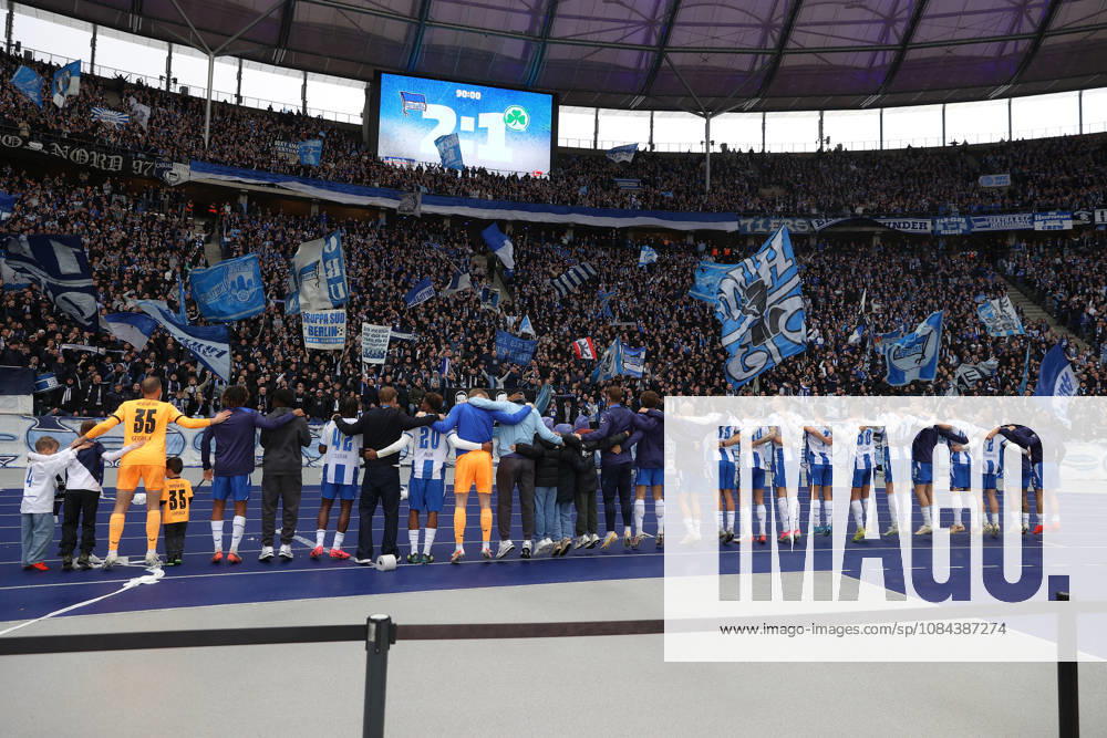 Soccer 2. Bundesliga, Hertha BSC Berlin vs. SpVgg Greuther Fürth, left: celebration, Joy over the victory; fans; spectators; Hertha BSC jerseys, scarves, flags; emotions; Ultras; Harlekinz; DFL; DFB; REGULATIONS PROHIBIT ANY USE OF PHOTOGRAPHS AS IMAGE SEQUENCES AND OR QUASI-VIDEO; Berlin