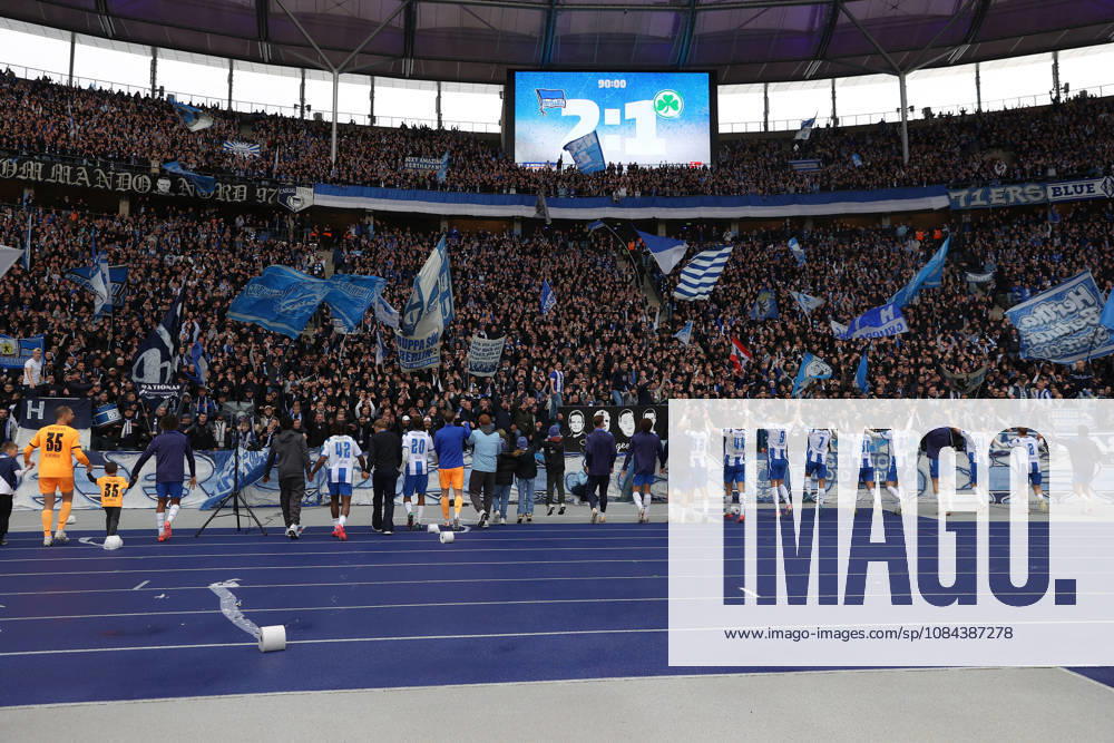 Soccer 2. Bundesliga, Hertha BSC Berlin vs. SpVgg Greuther Fürth, left: celebration, Joy over the victory; fans; spectators; Hertha BSC jerseys, scarves, flags; emotions; Ultras; Harlekinz; DFL; DFB; REGULATIONS PROHIBIT ANY USE OF PHOTOGRAPHS AS IMAGE SEQUENCES AND OR QUASI-VIDEO; Berlin