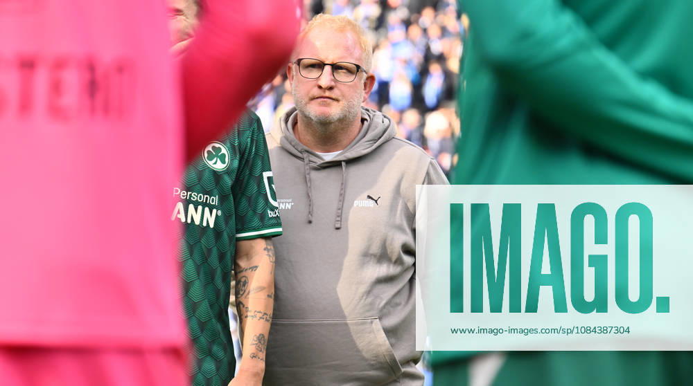 Soccer Season 2026–2027, Matchday 2, Bundesliga, Hertha BSC Berlin vs. SpVgg Greuther Fürth (Kleeblatt), Sports photo by Zink . DFL regulations prohibit any use of photographs as image sequences and or quasi-video; for editorial use only for editorial use only: Heiko Vogel, coach of SpVgg Greuther Fürth, with his team after the match