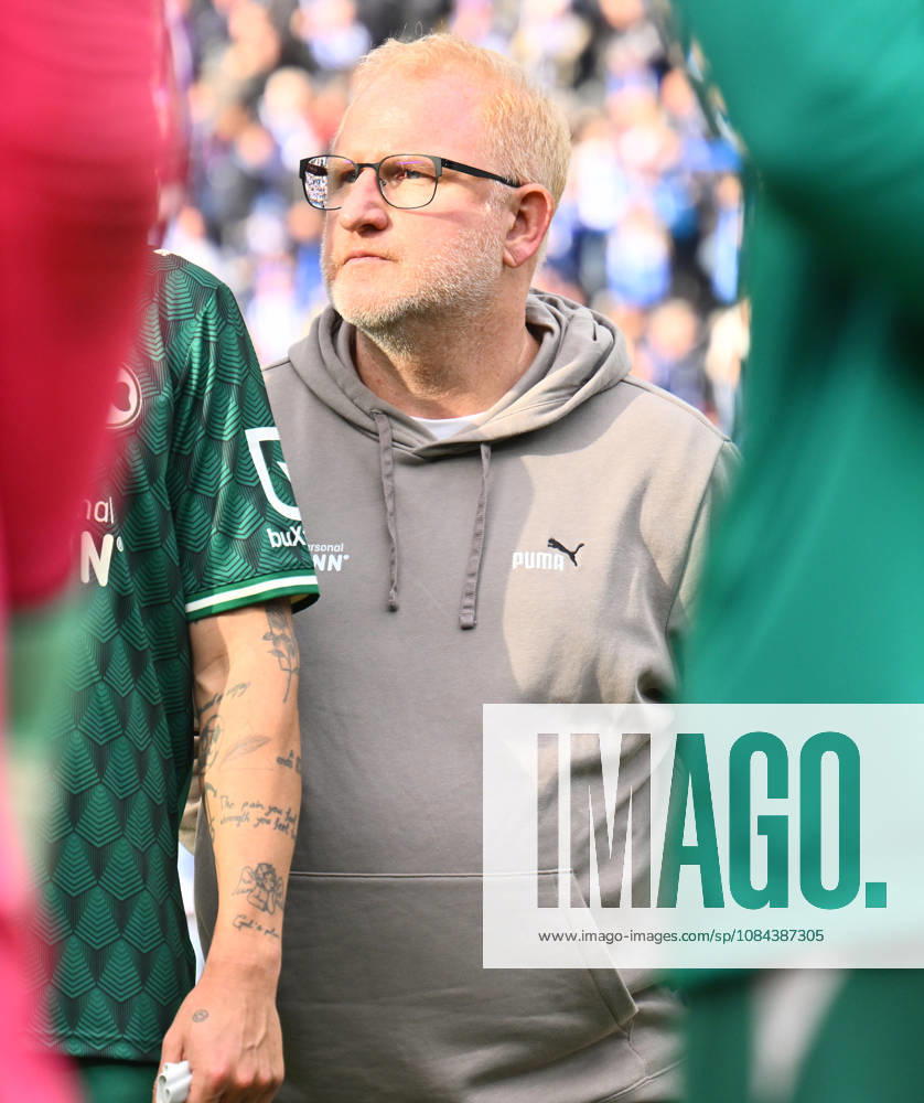 Soccer Season 2026–2027, Matchday 2, Bundesliga, Hertha BSC Berlin vs. SpVgg Greuther Fürth (Kleeblatt), Sports photo by Zink . DFL regulations prohibit any use of photographs as image sequences and or quasi-video; for editorial use only for editorial use only: Heiko Vogel, coach of SpVgg Greuther Fürth, with his team after the match
