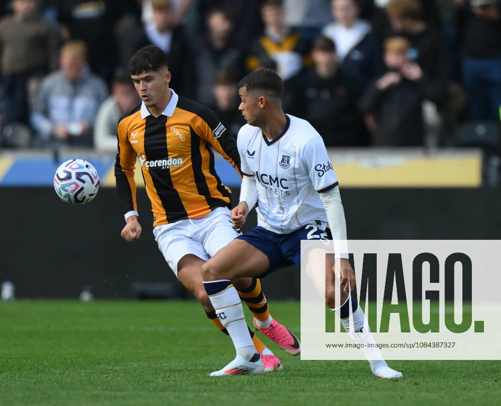 Hull City v Everton Premier League Hull City s Ryan Giles and Evertons Brennan Johnson battle for the ball during the Premier League match at the MKM Stadium, Hull 11 10 2026 UK Newspapers OUT