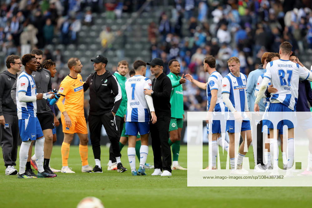 Soccer 2. Bundesliga, Hertha BSC Berlin vs. SpVgg Greuther Fürth, left: celebration, Celebrating the Conference League victory: Josip Brekalo, Hertha BSC Berlin; Coach Stefan Leitl, Hertha BSC Berlin. DFL and DFB regulations prohibit any use of photographs as image sequences and or quasi-video. Berlin