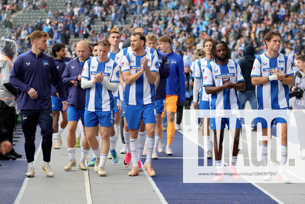 Soccer 2. Bundesliga, Hertha BSC Berlin vs. SpVgg Greuther Fürth, left: celebration, joy over the victory. DFL and DFB regulations prohibit any use of photographs as image sequences and or quasi-video. Berlin