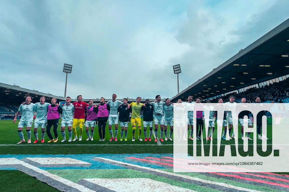 Germany Soccer 2. Bundesliga 2026–2027, Matchday 7: VfL Bochum vs. Arminia Bielefeld at Vonovia Ruhrstadion in Bochum—celebrations, team photo, wide shot of Arminia Bielefeld and Bochum at Vonovia Ruhrstadion, Germany