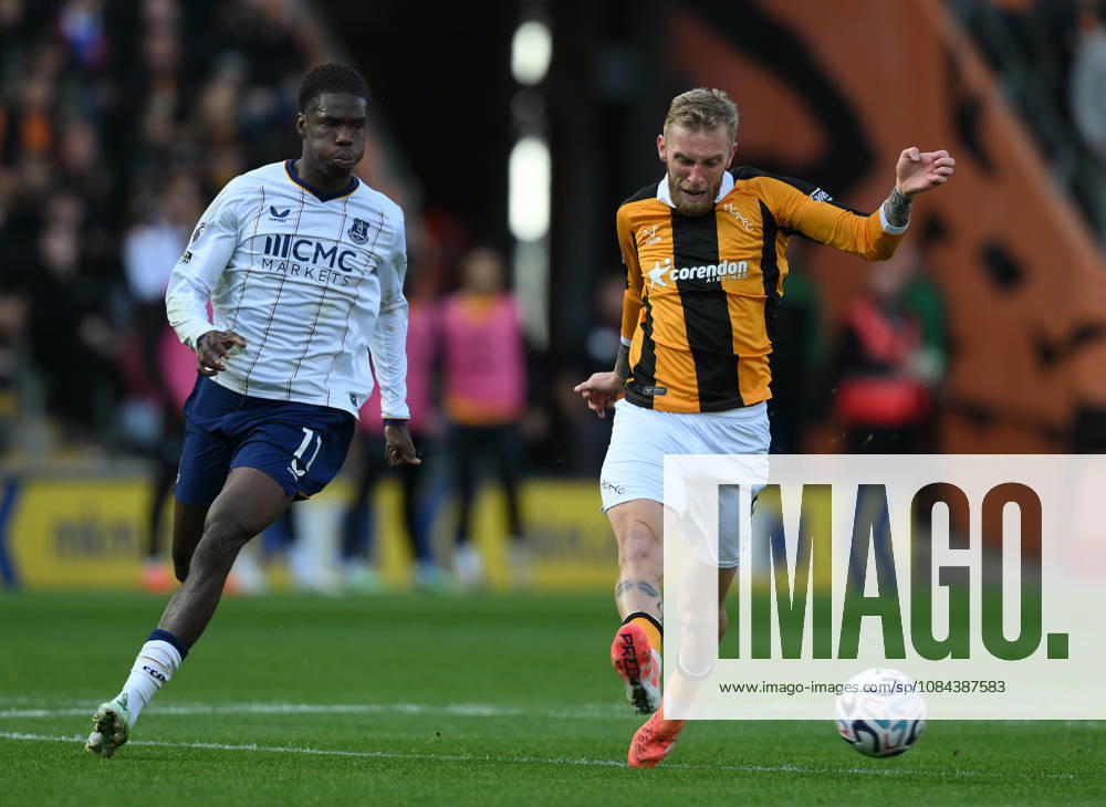 Hull City v Everton Premier League Hull City s Oli McBurnie (right) and Evertons Thierno Barry during the Premier League match at the MKM Stadium, Hull 11 10 2026 UK Newspapers OUT