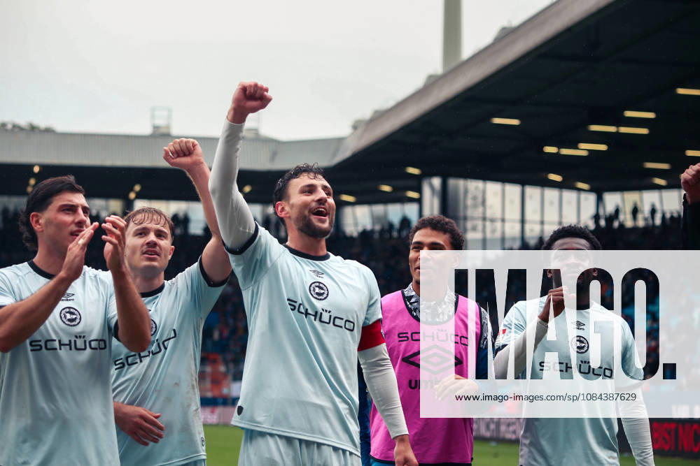 Germany Soccer 2. Bundesliga 2026–2027, Matchday 7: VfL Bochum vs. Arminia Bielefeld at Vonovia Ruhrstadion in Bochum; Maximilian Bauer of Arminia Bielefeld celebrates a goal; 5. Benjamin Boakye of Arminia Bielefeld, 27 Stefano Russo, Arminia Bielefeld, 21 Gesture, Body Language, Emotion, Bochum, Vonovia Ruhrstadion, Germany