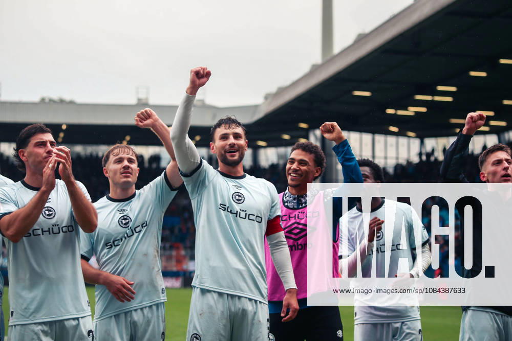 Germany Soccer 2. Bundesliga 2026–2027, Matchday 7: VfL Bochum vs. Arminia Bielefeld at Vonovia Ruhrstadion in Bochum; Maximilian Bauer of Arminia Bielefeld celebrates a goal; 5. Benjamin Boakye of Arminia Bielefeld, 27 Stefano Russo, Arminia Bielefeld, 21 Gesture, Body Language, Emotion, Bochum, Vonovia Ruhrstadion, Germany