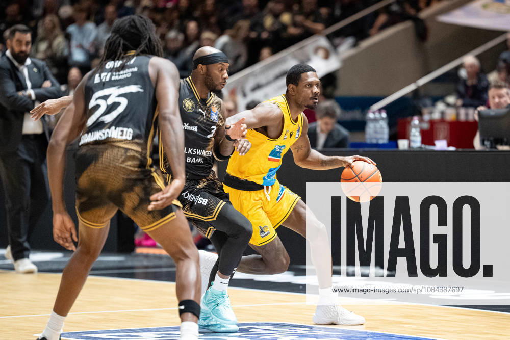 Darius Perry 11, MHP Riesen Ludwigsburg vs. DeJour Reaves 3, Basketball Loewen Braunschweig, GER; Basketball Loewen Braunschweig vs. MHP Riesen Ludwigsburg, Basketball, easyCredit BBL, Week 3, 2026–27 Season, October 11, 2026 GER, Basketball Löwen Braunschweig vs. MHP Riesen Ludwigsburg, Basketball, easyCredit BBL, Week 3, 2026–27 season, October 11, 2026 Braunschweig