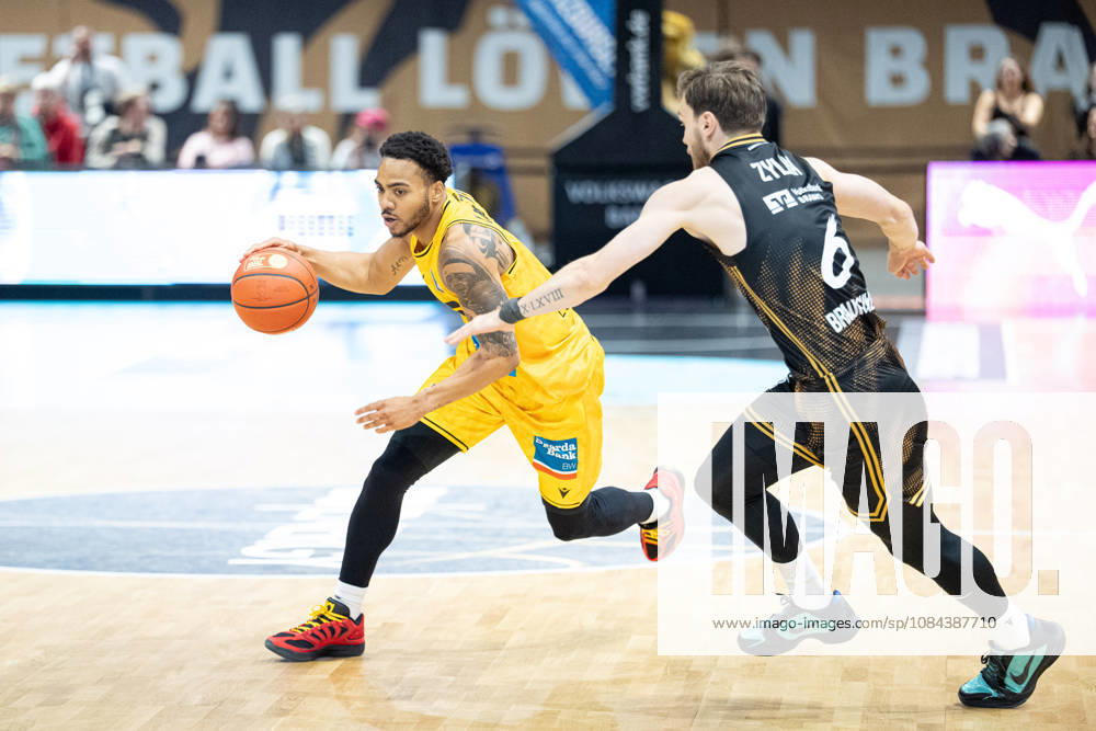 Ish Leggett (No. 5), MHP Riesen Ludwigsburg vs. Ferdinand Zylka (No. 6), Basketball Loewen Braunschweig (GER), Basketball Loewen Braunschweig vs. MHP Riesen Ludwigsburg, Basketball, easyCredit BBL, Week 3, 2026–27 Season, October 11, 2026 GER, Basketball Löwen Braunschweig vs. MHP Riesen Ludwigsburg, Basketball, easyCredit BBL, Week 3, 2026–27 Season, October 11, 2026 Braunschweig