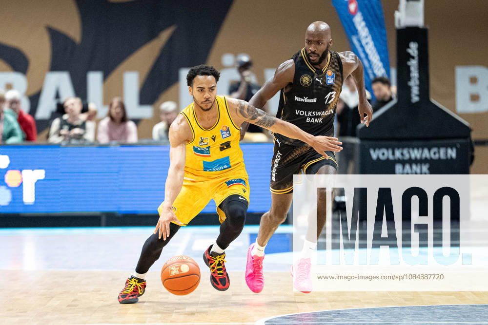 Ish Leggett (No. 5), MHP Riesen Ludwigsburg vs. Sheldon Edwards (No. 13), Basketball Loewen Braunschweig, GER; Basketball Loewen Braunschweig vs. MHP Riesen Ludwigsburg, Basketball, easyCredit BBL, Week 3, 2026–27 Season, October 11, 2026 GER, Basketball Löwen Braunschweig vs. MHP Riesen Ludwigsburg, Basketball, easyCredit BBL, Week 3, 2026–27 season, October 11, 2026 Braunschweig