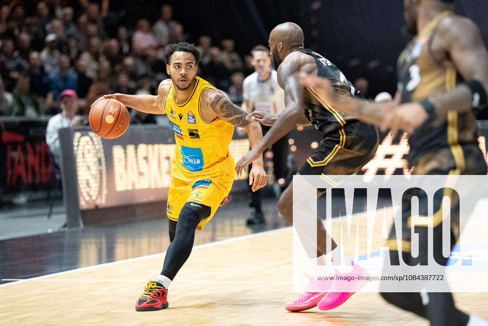 Ish Leggett (No. 5), MHP Riesen Ludwigsburg vs. Sheldon Edwards (No. 13), Basketball Loewen Braunschweig, GER; Basketball Loewen Braunschweig vs. MHP Riesen Ludwigsburg, Basketball, easyCredit BBL, Week 3, 2026–27 Season, October 11, 2026 GER, Basketball Löwen Braunschweig vs. MHP Riesen Ludwigsburg, Basketball, easyCredit BBL, Week 3, 2026–27 season, October 11, 2026 Braunschweig