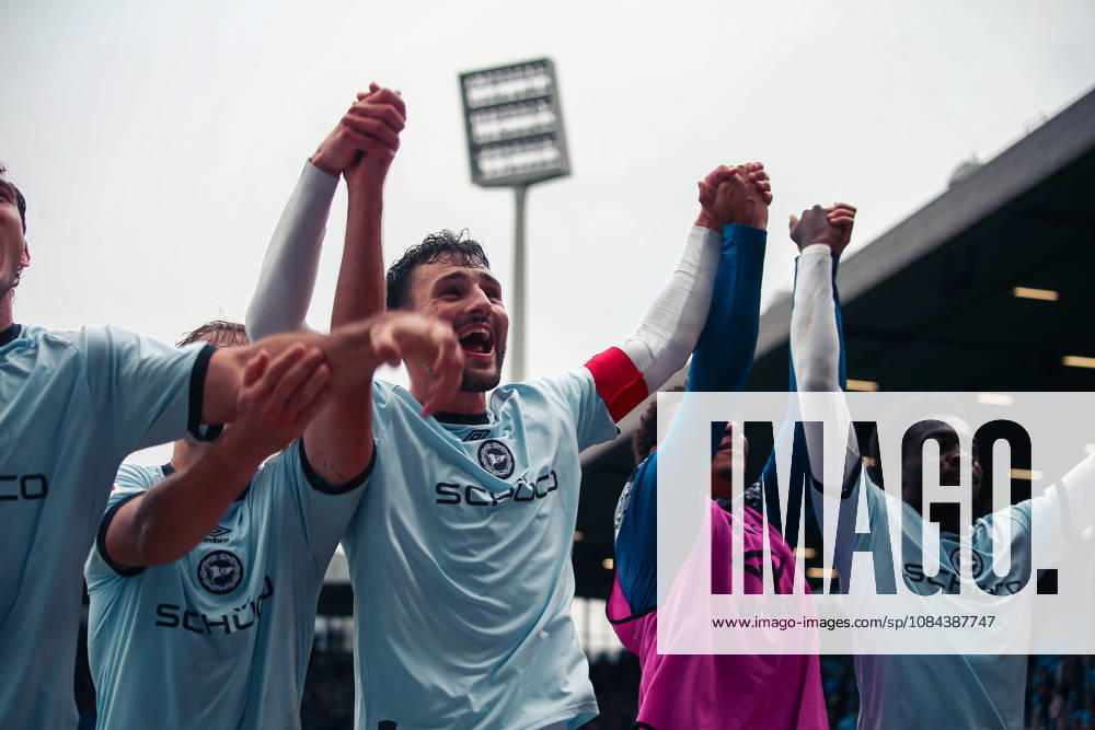 Germany Soccer 2. Bundesliga 2026–2027, Matchday 7: VfL Bochum vs. Arminia Bielefeld at Vonovia Ruhrstadion, Bochum; Maximilian Bauer of Arminia Bielefeld celebrates a goal; 5. Benjamin Boakye of Arminia Bielefeld, 27 Stefano Russo, Arminia Bielefeld, 21 Gesture, Body Language, Emotion, Bochum, Vonovia Ruhrstadion, Germany