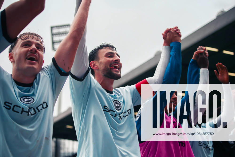 Germany Soccer 2. Bundesliga 2026–2027, Matchday 7: VfL Bochum vs. Arminia Bielefeld at Vonovia Ruhrstadion, Bochum; Maximilian Bauer of Arminia Bielefeld celebrates a goal; 5. Benjamin Boakye of Arminia Bielefeld, 27 Stefano Russo, Arminia Bielefeld, 21 Gesture, Body Language, Emotion, Bochum, Vonovia Ruhrstadion, Germany