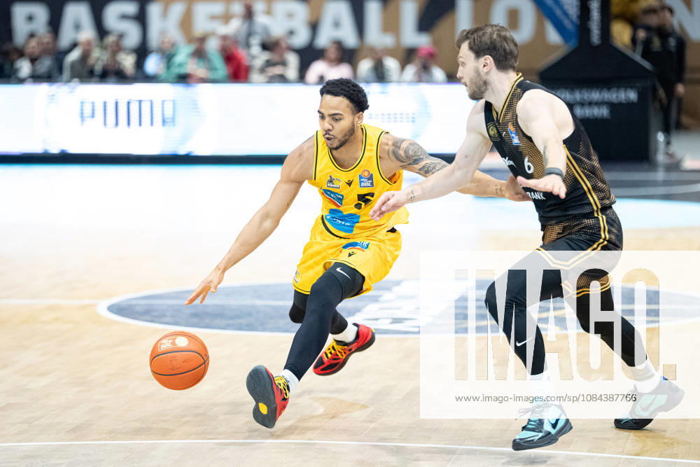 Ish Leggett (No. 5), MHP Riesen Ludwigsburg vs. Ferdinand Zylka (No. 6), Basketball Loewen Braunschweig (GER), Basketball Loewen Braunschweig vs. MHP Riesen Ludwigsburg, Basketball, easyCredit BBL, Week 3, 2026–27 Season, October 11, 2026 GER, Basketball Löwen Braunschweig vs. MHP Riesen Ludwigsburg, Basketball, easyCredit BBL, Week 3, 2026–27 season, October 11, 2026 Braunschweig