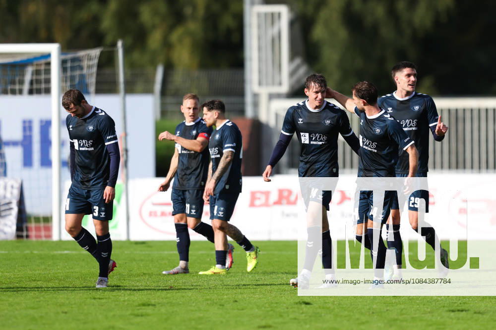 Soccer, Men s, Regionalliga Nord, Matchday 14, VfB Oldenburg vs. BSV Kickers Emden, Celebration of the 1-0 goal by Dominik Kasper, 24 VfB Oldenburg