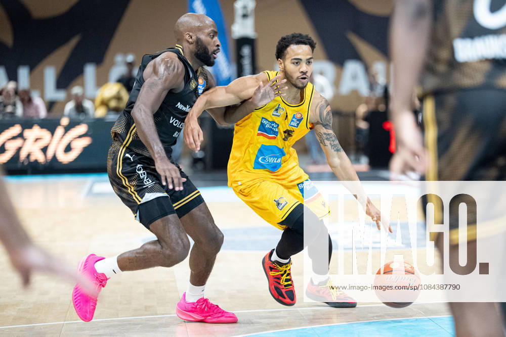 Ish Leggett (No. 5), MHP Riesen Ludwigsburg vs. Sheldon Edwards (No. 13), Basketball Loewen Braunschweig (GER), Basketball Loewen Braunschweig vs. MHP Riesen Ludwigsburg, Basketball, easyCredit BBL, Week 3, 2026–27 Season, October 11, 2026 GER, Basketball Löwen Braunschweig vs. MHP Riesen Ludwigsburg, Basketball, easyCredit BBL, Week 3, 2026–27 season, October 11, 2026 Braunschweig