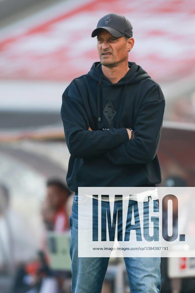 1 Bundesliga 26 27 1 FC Cologne vs. Borussia Mönchengladbach on October 11, 2026, at the RheinEnergieSTADION in Cologne; Coach Alexander Blessin; Mönchengladbach looking pensive MH
