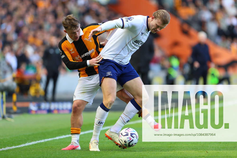 KINGSTON UPON HULL, ENGLAND, OCTOBER 11: Joe Gelhardt of Hull City (L) vies with Jarrad Branthwaite of Everton FC (R) during a Premier League 2026-27 match between Hull City and Everton FC at the MKM Stadium on October 11, 2026 in Kingston Upon Hull, England. (Photo by Zach Forster Sports Press Photo)
