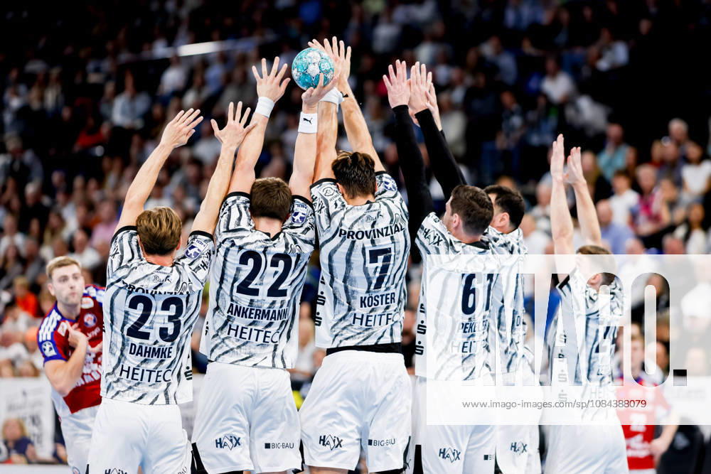 Kiel, October 11, 2026; Handball, 2026–27 Bundesliga 1, THW Kiel vs. Handball Club Hamburg; THW Kiel players form a wall and block a free throw