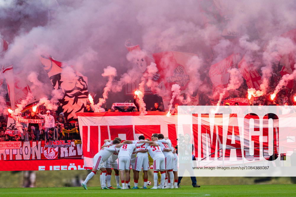 Germany 1 Bundesliga 2026–2027, Matchday 5, 1. FC Köln vs. Borussia Mönchengladbach, Sunday, October 11, 2026, RheinEnergie Stadium, Cologne, North Rhine-Westphalia. The 1. FC Köln players form a team circle to show solidarity; fan section, pyrotechnics, pyro, flares, smoke, fog, red flares, flags, ultras, fan support, game interruption, security at Cologne’s RheinEnergie Stadium, Cologne, Germany