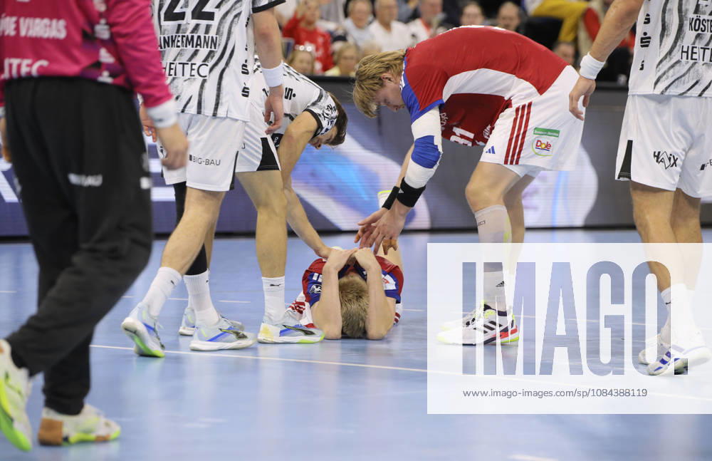 Photo: Fredrik Bo ANDERSEN lies on the floor after a foul. Hamburg Handball Men s 1st Bundesliga, Matchday 8, Sunday, October 11, 2026: THW Kiel vs. HCH Hamburg
