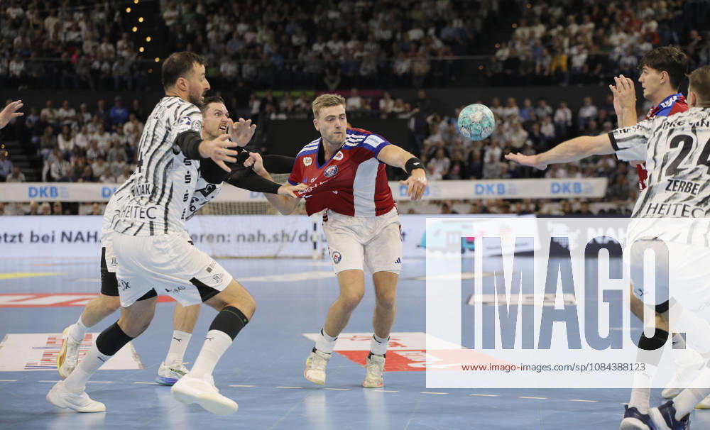 Photo: Oliver NORLYK (Hamburg) taking a shot against Hendrik Pekeler (Kiel), with Domagoj Duvnjak (Kiel) on the left. Men s Handball 1st Bundesliga, Matchday 8, Sunday, October 11, 2026: THW Kiel vs. HCH Hamburg