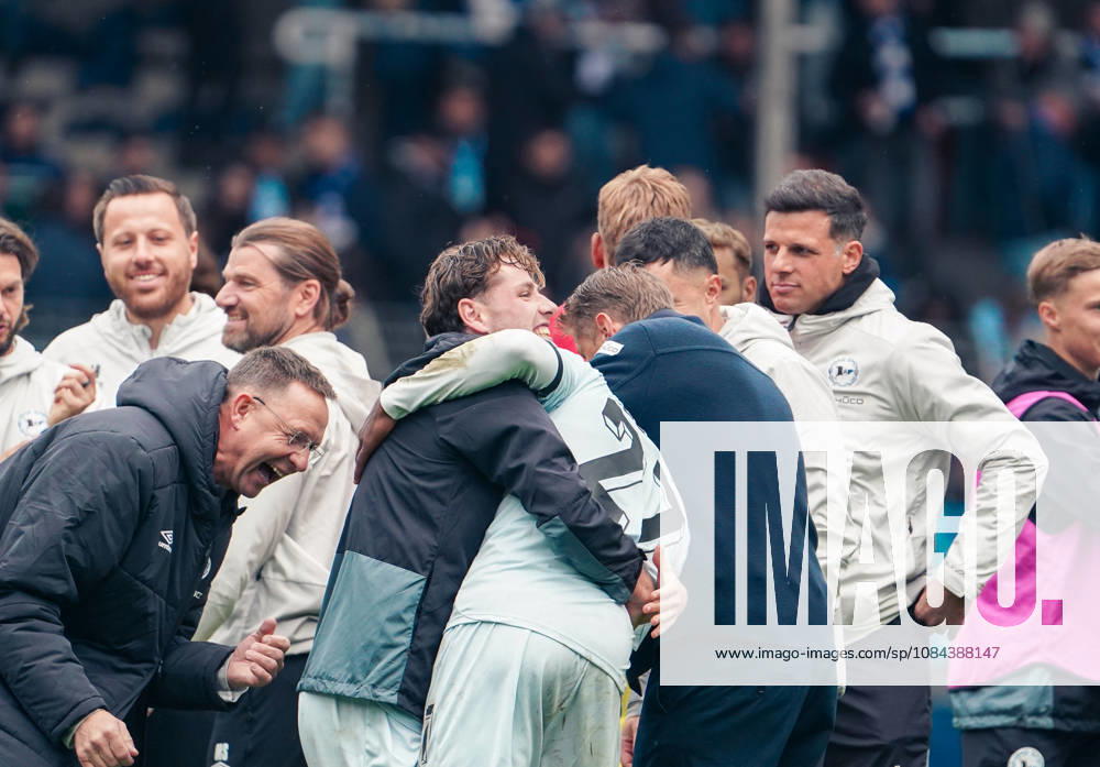 Germany Soccer 2. Bundesliga 2026–2027, Matchday 7: VfL Bochum vs. Arminia Bielefeld, Vonovia Ruhrstadion, Bochum; Victory celebration by Oliver Kirch, coach of Arminia Bielefeld; Benjamin Boakye, Arminia Bielefeld; 27, Bochum, Vonovia Ruhrstadion, Germany