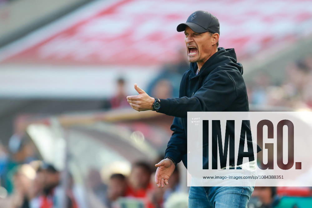 1 Bundesliga 26 27 1 FC Cologne vs. Borussia Mönchengladbach on October 11, 2026, at the RheinEnergieSTADION in Cologne; Coach Alexander Blessin of Mönchengladbach gestures MH