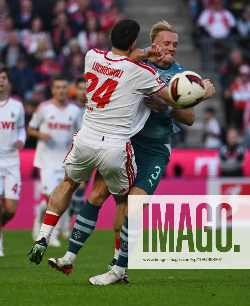Soccer, Bundesliga 1, 1. FC Köln vs. Borussia Mönchengladbach: Luka Lochoshvili (1. FC Köln, left) and Isac Lidberg (Borussia Mönchengladbach, right)