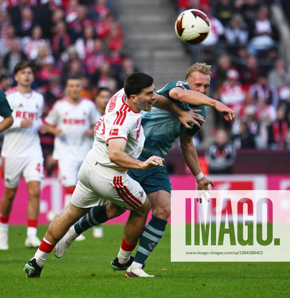Soccer, Bundesliga 1, 1. FC Köln vs. Borussia Mönchengladbach: Luka Lochoshvili (1. FC Köln, left) and Isac Lidberg (Borussia Mönchengladbach, right)