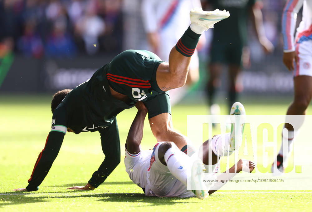 Crystal Palace gegen Nottingham Forest, 11. Oktober 2026, London, Premier League, Fußball: Crystal Palace gegen Nottingham Forest – Morgan Gibbs-White von Nottingham Forest springt über Tyrick Mitchell von Crystal Palace hinweg. Foto: Jacques Feeney, Abseits, London, Großbritannien