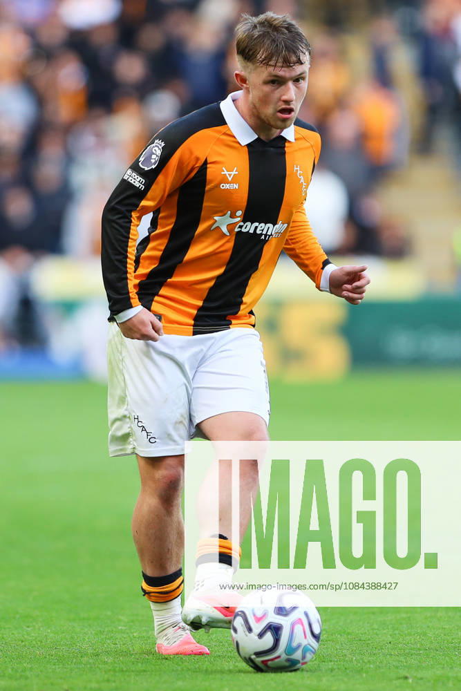 KINGSTON UPON HULL, ENGLAND, OCTOBER 11: Joe Gelhardt of Hull City passes the ball during a Premier League 2026-27 match between Hull City and Everton FC at the MKM Stadium on October 11, 2026 in Kingston Upon Hull, England. (Photo by Zach Forster Sports Press Photo)