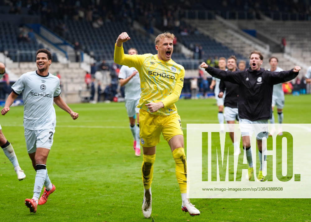 Joel Felix of DSC Arminia Bielefeld (No. 3), Jonas Thomas Kersken of DSC Arminia Bielefeld (No. 1), and Leon Jensen of DSC Arminia Bielefeld (No. 31) celebrate after the game (GER), VfL Bochum 1848 vs. DSC Arminia Bielefeld, 2. Bundesliga, Matchday 7, 2026–27 season, Vonovia Ruhrstadion, Bochum, October 11, 2026. DFL regulations prohibit any use of photographs as image sequences and or quasi-video. VfL Bochum 1848 vs. DSC Arminia Bielefeld, 2. Bundesliga, Matchday 7, 2026–27 Season, October 11, 2026, Bochum