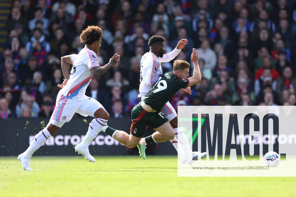 Crystal Palace gegen Nottingham Forest, 11. Oktober 2026, London, Premier League, Fußball: Crystal Palace gegen Nottingham Forest. Jefferson Lerma von Crystal Palace und Liam Delap von Nottingham Forest. Foto: Jacques Feeney, Offside, London, Großbritannien