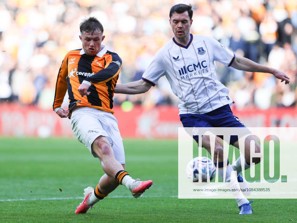 KINGSTON UPON HULL, ENGLAND, OCTOBER 11: Joe Gelhardt of Hull City (L) takes a shot whilst being pressured by Michael Keane of Everton FC (R) during a Premier League 2026-27 match between Hull City and Everton FC at the MKM Stadium on October 11, 2026 in Kingston Upon Hull, England. (Photo by Zach Forster Sports Press Photo)