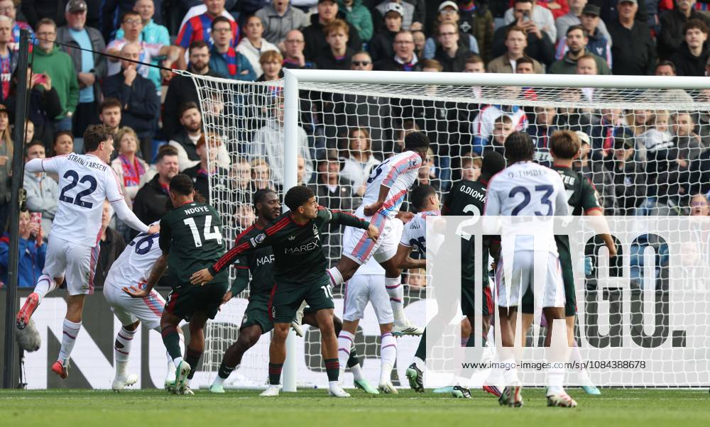 Premier League - Crystal Palace v Nottingham Forest LONDON, ENGLAND, OCTOBER 11: GOAL 2-1, Jefferson Lerma of Crystal Palace scores a goal to put Crystal Palace 2-1 ahead during The Premier League match between Crystal Palace v Nottingham Forest at Selhurst Park Stadium, London, England, on October 11. (Photo by Daniel Weir) London Selhurst Park Stadium England